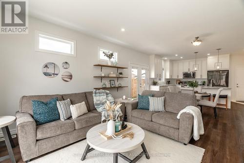 115 Lanz Boulevard, Chatham-Kent, ON - Indoor Photo Showing Living Room