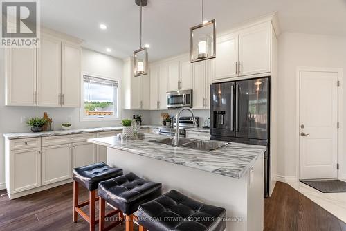 115 Lanz Boulevard, Chatham-Kent, ON - Indoor Photo Showing Kitchen With Double Sink With Upgraded Kitchen