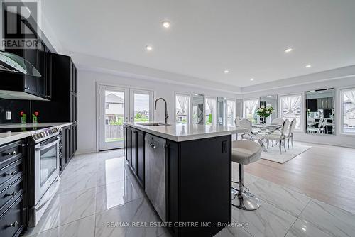 6074 Pauline Drive, Niagara Falls, ON - Indoor Photo Showing Kitchen With Upgraded Kitchen