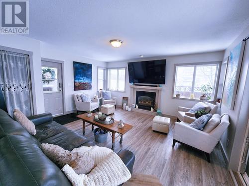 875 Kipling Street, Warfield, BC - Indoor Photo Showing Living Room With Fireplace