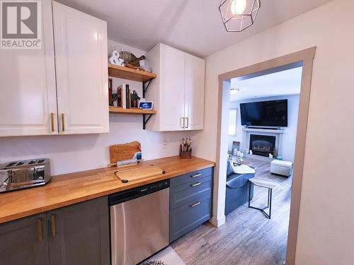 875 Kipling Street, Warfield, BC - Indoor Photo Showing Kitchen