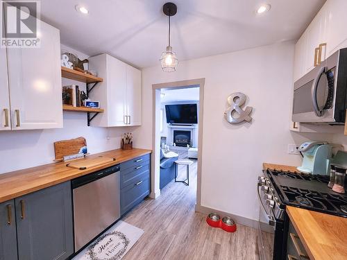 875 Kipling Street, Warfield, BC - Indoor Photo Showing Kitchen