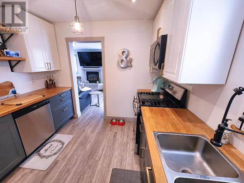 875 Kipling Street, Warfield, BC - Indoor Photo Showing Kitchen With Double Sink