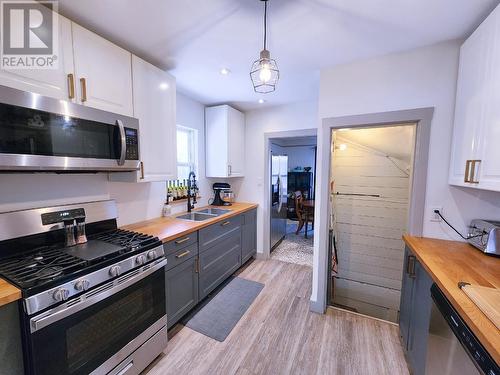 875 Kipling Street, Warfield, BC - Indoor Photo Showing Kitchen With Double Sink