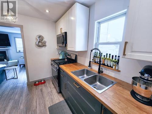 875 Kipling Street, Warfield, BC - Indoor Photo Showing Kitchen With Double Sink