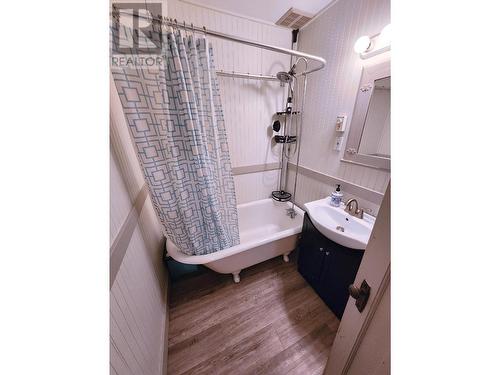 875 Kipling Street, Warfield, BC - Indoor Photo Showing Bathroom