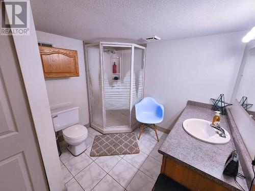 875 Kipling Street, Warfield, BC - Indoor Photo Showing Bathroom