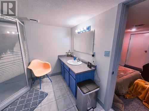 875 Kipling Street, Warfield, BC - Indoor Photo Showing Bathroom