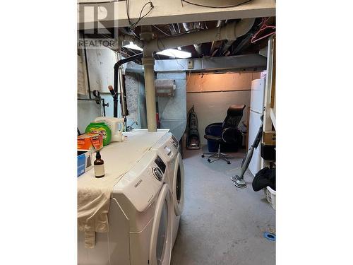 875 Kipling Street, Warfield, BC - Indoor Photo Showing Laundry Room