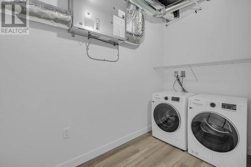 1057 Frost Road Unit# 402, Kelowna, BC - Indoor Photo Showing Laundry Room