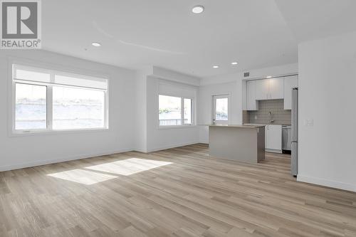 1057 Frost Road Unit# 402, Kelowna, BC - Indoor Photo Showing Kitchen