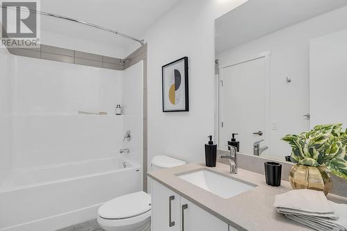 1057 Frost Road Unit# 413, Kelowna, BC - Indoor Photo Showing Bathroom