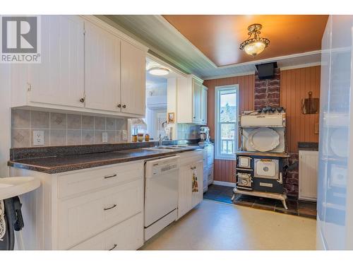 2396 Nault  Road, Castlegar, BC - Indoor Photo Showing Kitchen