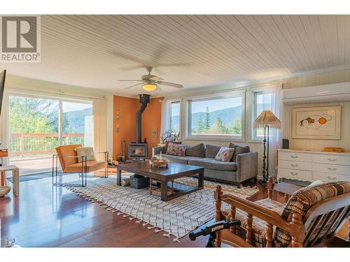 2396 Nault  Road, Castlegar, BC - Indoor Photo Showing Living Room