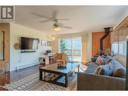 2396 Nault  Road, Castlegar, BC - Indoor Photo Showing Living Room