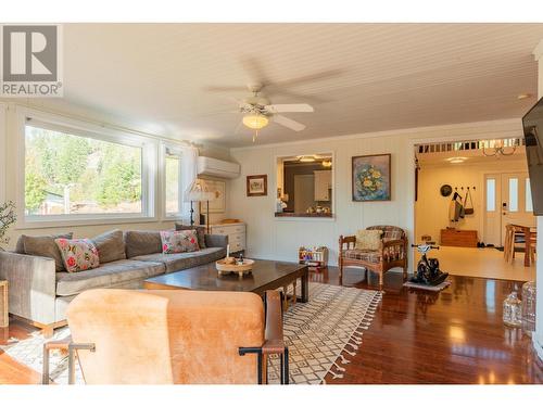 2396 Nault  Road, Castlegar, BC - Indoor Photo Showing Living Room