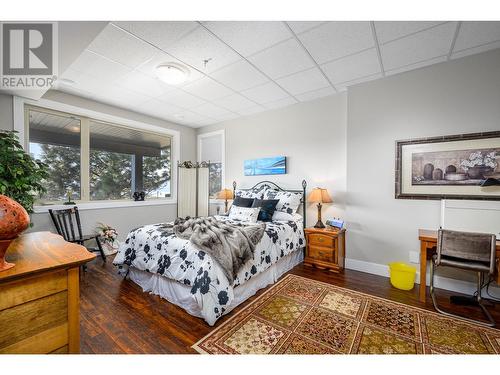 8972 Bayswater Place, Vernon, BC - Indoor Photo Showing Bedroom