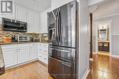 14 Jill Crescent, Brampton, ON - Indoor Photo Showing Kitchen With Upgraded Kitchen