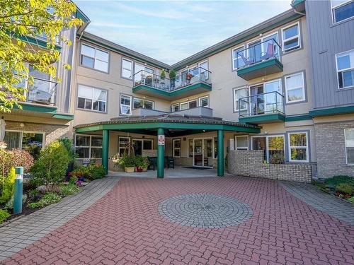 115-1485 Garnet Rd, Saanich, BC - Outdoor