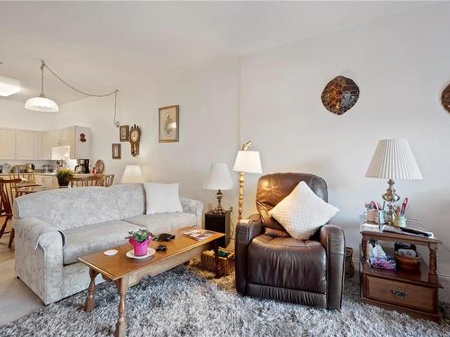 115-1485 Garnet Rd, Saanich, BC - Indoor Photo Showing Living Room