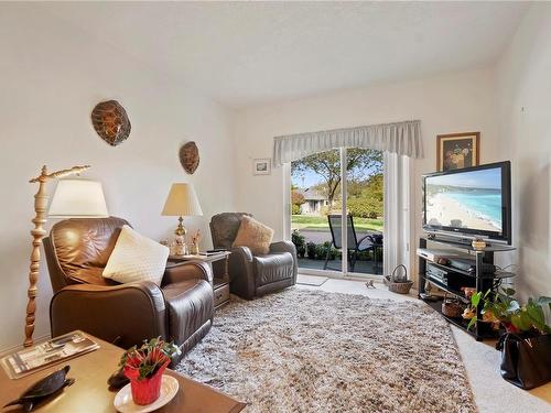 115-1485 Garnet Rd, Saanich, BC - Indoor Photo Showing Living Room