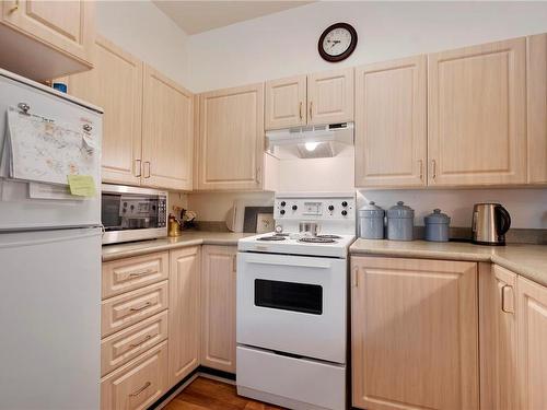 115-1485 Garnet Rd, Saanich, BC - Indoor Photo Showing Kitchen