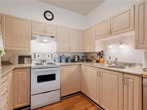 115-1485 Garnet Rd, Saanich, BC - Indoor Photo Showing Kitchen With Double Sink