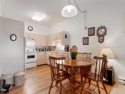 115-1485 Garnet Rd, Saanich, BC - Indoor Photo Showing Dining Room