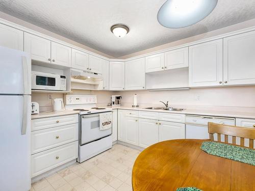 102-9993 Fourth St, Sidney, BC - Indoor Photo Showing Kitchen With Double Sink