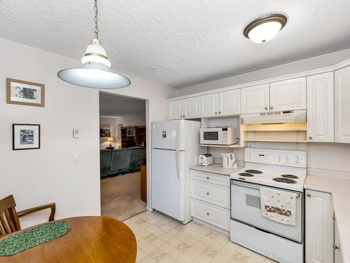 102-9993 Fourth St, Sidney, BC - Indoor Photo Showing Kitchen