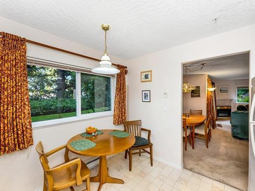 102-9993 Fourth St, Sidney, BC - Indoor Photo Showing Dining Room