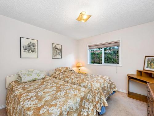 102-9993 Fourth St, Sidney, BC - Indoor Photo Showing Bedroom