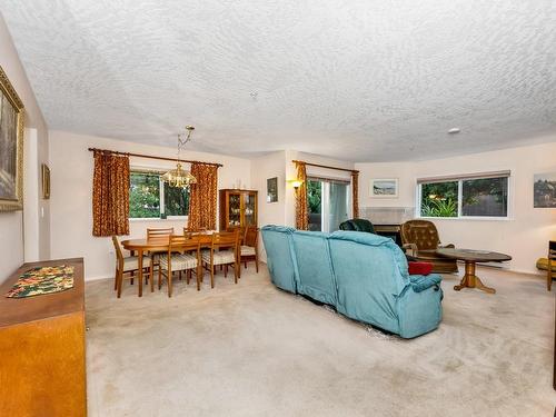 102-9993 Fourth St, Sidney, BC - Indoor Photo Showing Living Room