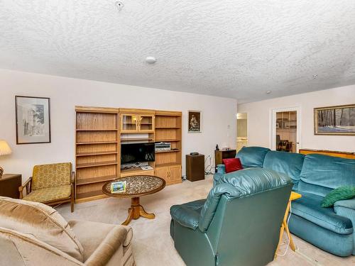 102-9993 Fourth St, Sidney, BC - Indoor Photo Showing Living Room