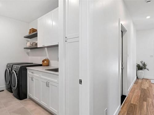 1269 Dunsterville Ave, Saanich, BC - Indoor Photo Showing Laundry Room