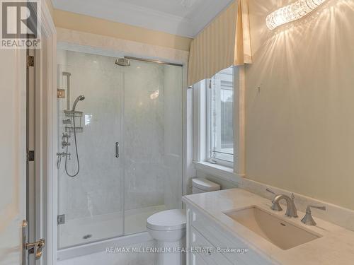 33 Maple Grove Avenue, Richmond Hill, ON - Indoor Photo Showing Bathroom