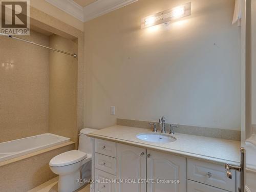 33 Maple Grove Avenue, Richmond Hill, ON - Indoor Photo Showing Bathroom