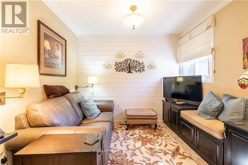 89 Larraine Avenue, Hamilton, ON - Indoor Photo Showing Living Room