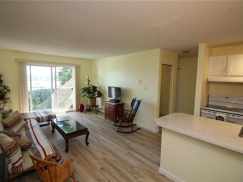 303-9942 Daniel St, Chemainus, BC - Indoor Photo Showing Living Room