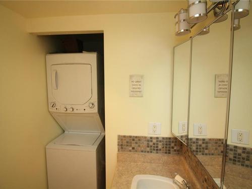 303-9942 Daniel St, Chemainus, BC - Indoor Photo Showing Laundry Room