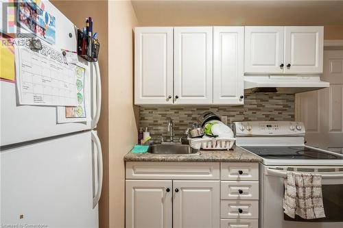 10 Brantdale Avenue, Hamilton, ON - Indoor Photo Showing Kitchen