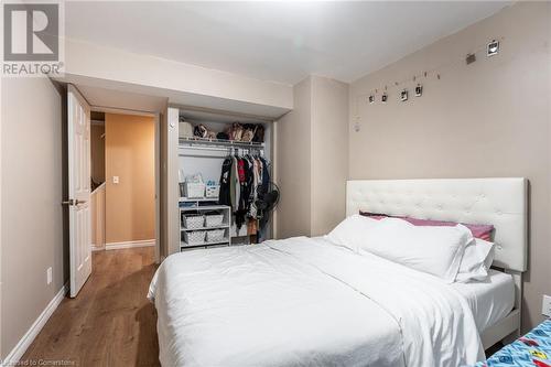 10 Brantdale Avenue, Hamilton, ON - Indoor Photo Showing Bedroom