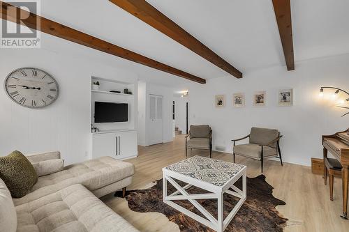 974 Nassau Crescent, Kelowna, BC - Indoor Photo Showing Living Room