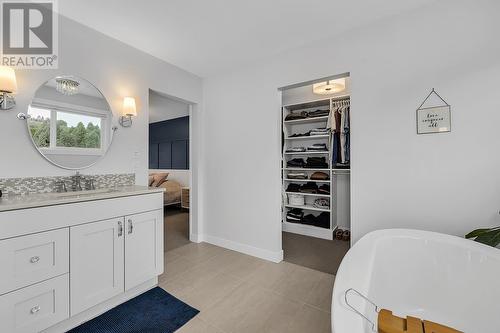 974 Nassau Crescent, Kelowna, BC - Indoor Photo Showing Bathroom