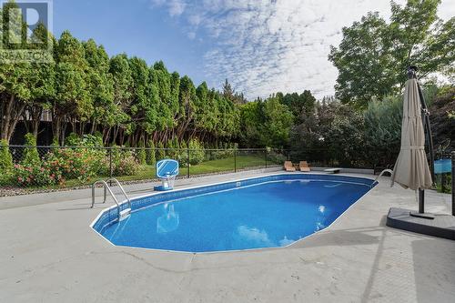 974 Nassau Crescent, Kelowna, BC - Outdoor With In Ground Pool With Backyard