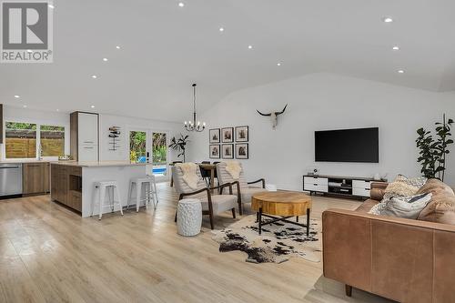 974 Nassau Crescent, Kelowna, BC - Indoor Photo Showing Living Room