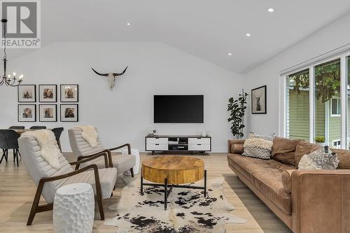 974 Nassau Crescent, Kelowna, BC - Indoor Photo Showing Living Room