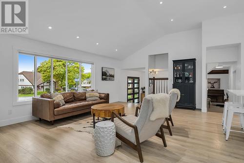 974 Nassau Crescent, Kelowna, BC - Indoor Photo Showing Living Room