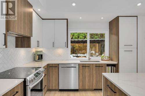 974 Nassau Crescent, Kelowna, BC - Indoor Photo Showing Kitchen With Stainless Steel Kitchen