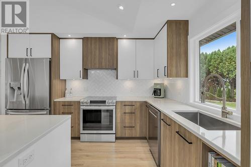 974 Nassau Crescent, Kelowna, BC - Indoor Photo Showing Kitchen With Stainless Steel Kitchen With Upgraded Kitchen